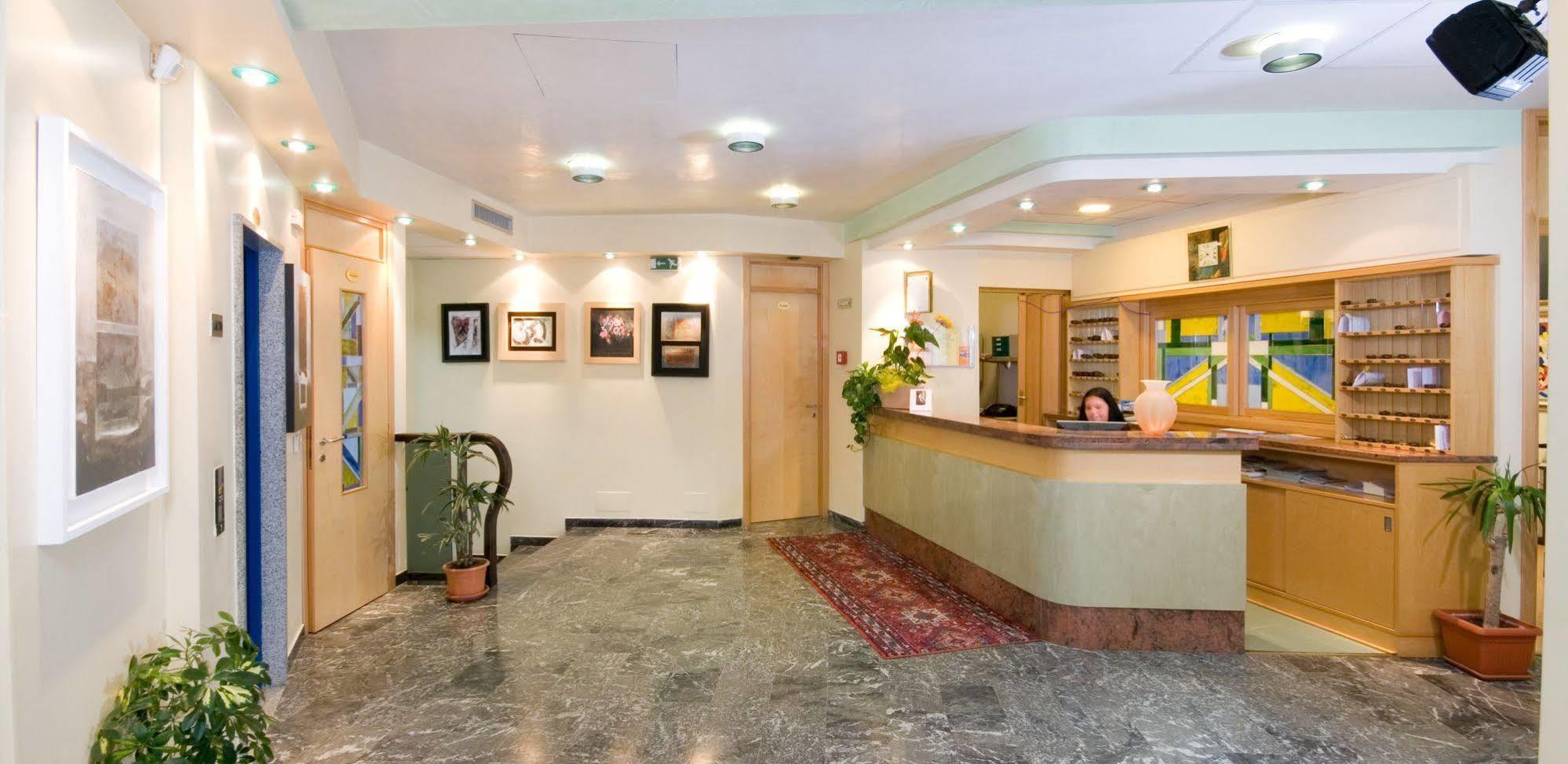 לידו די ג'סולו Hotel Nember מראה חיצוני תמונה
